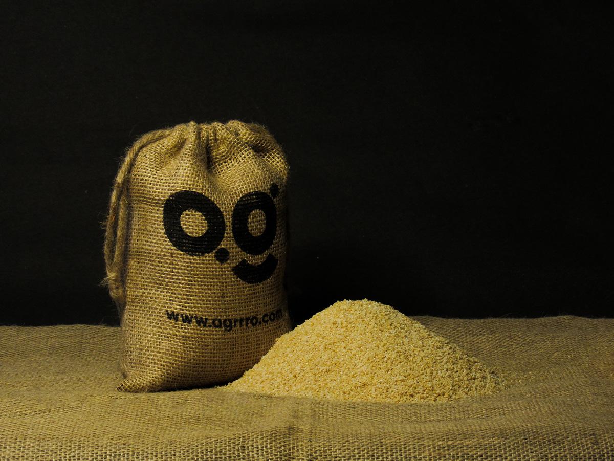 best organic wheat daliya, best organic wheat dalia, best organic dalia, best organic daliya, best organic broken wheat made from organic bansi wheat placed on jute cloth with eco friendly jute potli packaging filled with organic broken wheat dalia. Order now on www.agrrro.in.