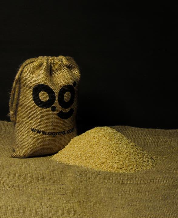 best organic wheat daliya, best organic wheat dalia, best organic dalia, best organic daliya, best organic broken wheat made from organic bansi wheat placed on jute cloth with eco friendly jute potli packaging filled with organic broken wheat dalia. Order now on www.agrrro.in.