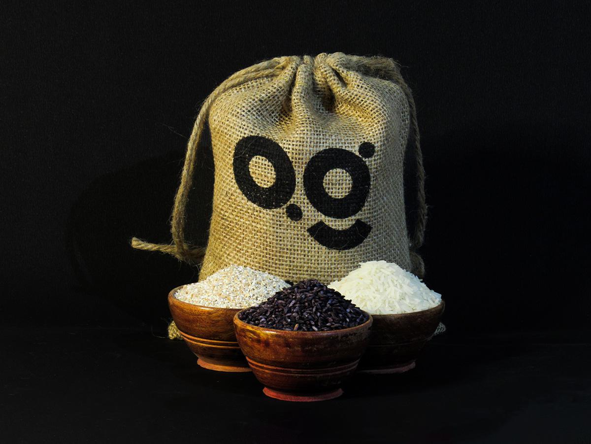 best organic wheat dalia, black rice and basmati rice, best organic broken wheat dalia, black rice and basmati ricewheat placed on jute cloth with eco friendly jute potli packaging filled with organic broken wheat dalia, black rice and basmati rice. Order now on www.agrrro.in.