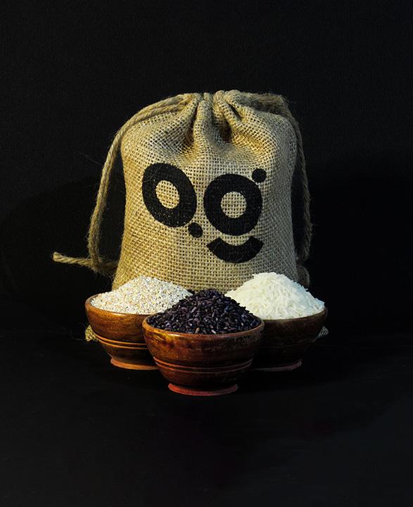 best organic wheat dalia, black rice and basmati rice, best organic broken wheat dalia, black rice and basmati ricewheat placed on jute cloth with eco friendly jute potli packaging filled with organic broken wheat dalia, black rice and basmati rice. Order now on www.agrrro.in.