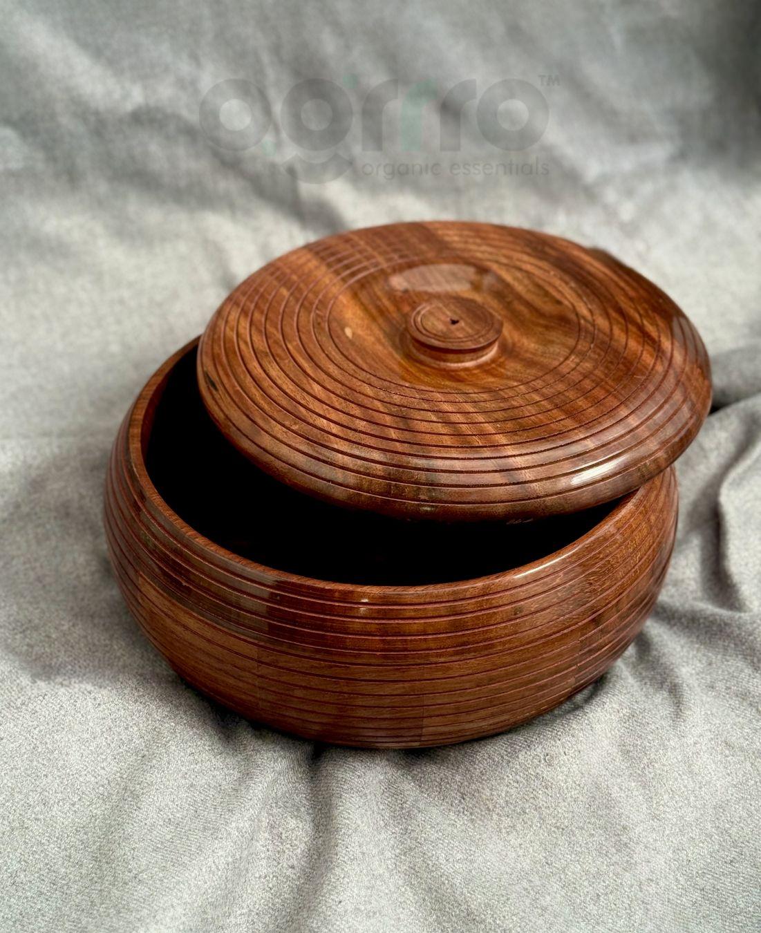 this is the beautiful and best handcrafted wooden chapati box, best handcrafted roti box for kitchenware lovers. Buy world's best handcrafted chapati box or roti box on www.agrrro.com. This is the best way to enjoy dinner with your loved ones.